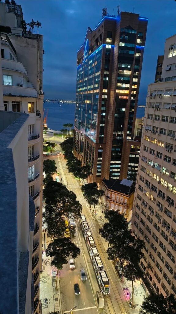 Fotografia da Avenida Rio Branco à noite, com vista para a Baía de Guanabara