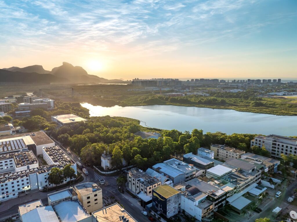 Foto aérea da Lagoa de Jacarepaguá e da Barra Olímpica, região do Breeze Residence