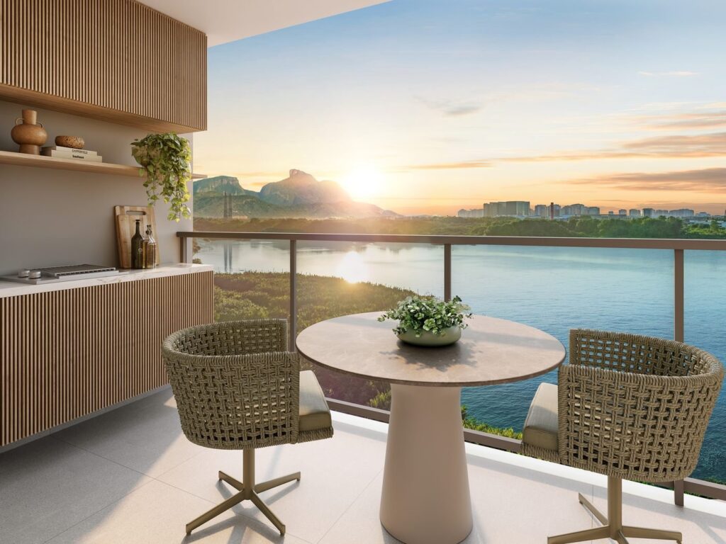 Varanda de apartamento do Breeze Residence com vista para a Lagoa de Jacarepaguá e a Pedra da Gávea