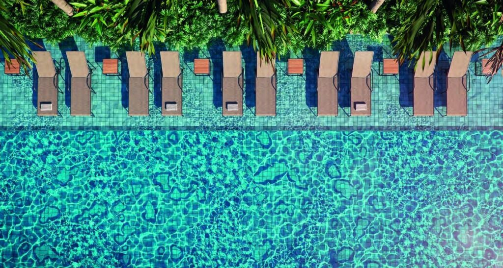 Espreguiçadeiras e borda da piscina do Claris Clube