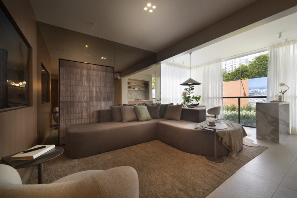 Sala de estar do decorado de 3 suítes do Epic Golf Residence