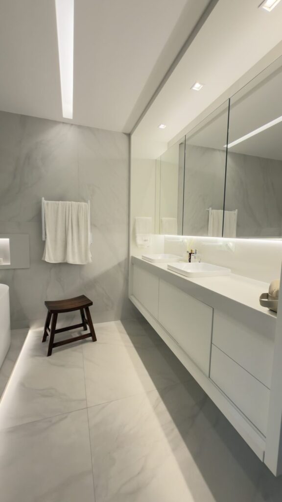 Banheiro da suíte master do apartamento de 360 m² no Jardim Oceânico, Barra da Tijuca