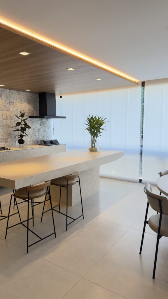 Bancada e banquetas do apartamento de 360 m² no Jardim Oceânico, Barra da Tijuca
