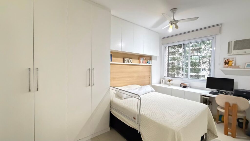 Armários planejados do piso ao teto na suíte do apartamento de 2 quartos