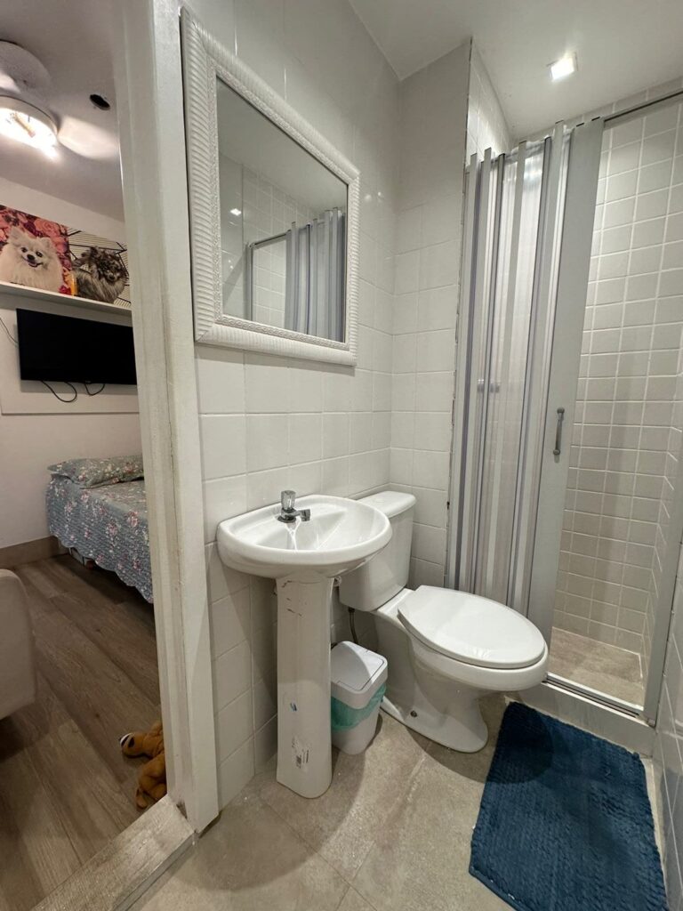 Banheiro da quarta suíte com box e ventilação natural