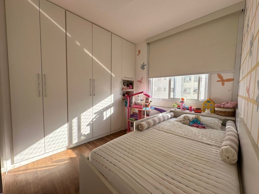 Terceiro quarto com armários planejados do piso ao teto e cama inclusa