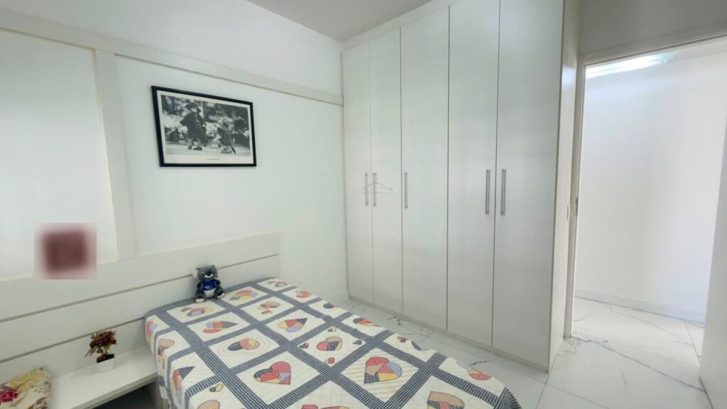 Segundo quarto com armários planejados do piso ao teto