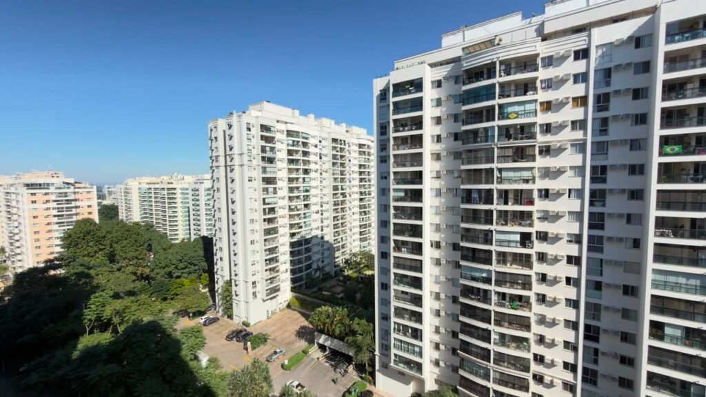 Vista das torres e da área verde do condomínio Reserva Jardim
