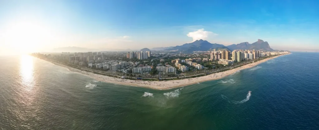 Vista aérea da praia e orla da Barra da Tijuca, Rio de Janeiro