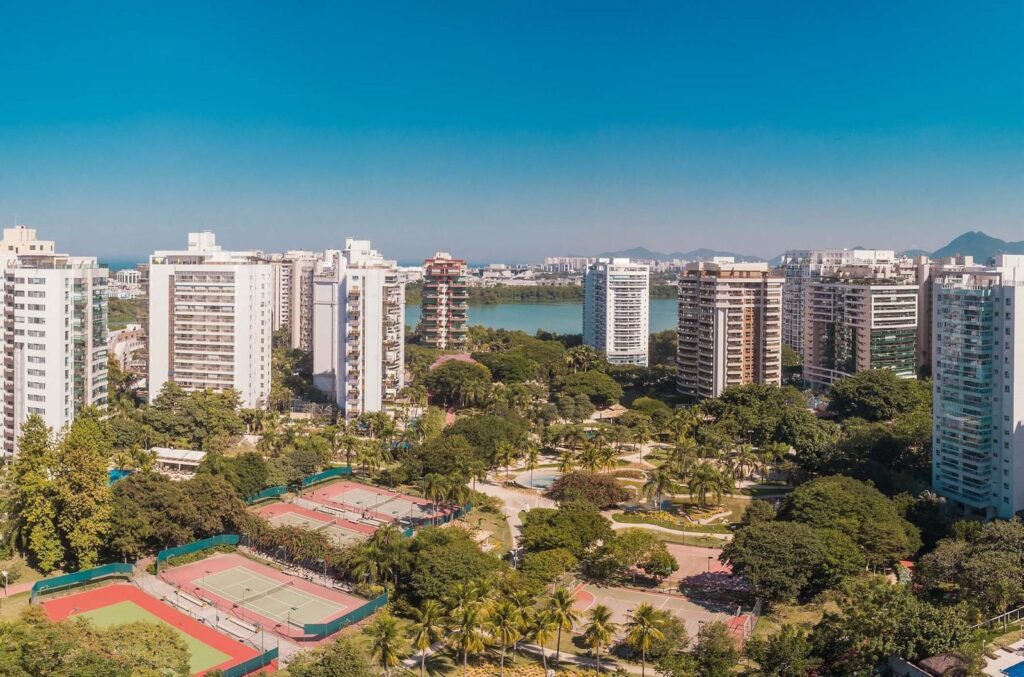 Vista aérea da Península, na Barra da Tijuca, com os parques e a lagoa